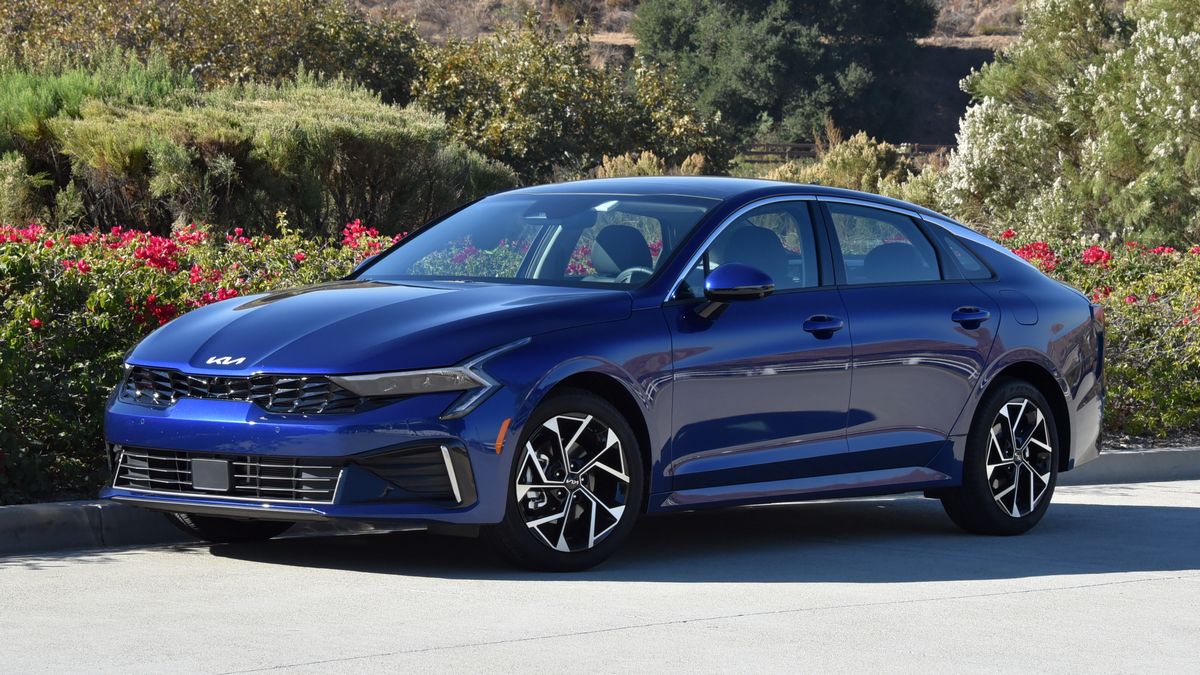 2025-kia-k5-front-left-3qtr