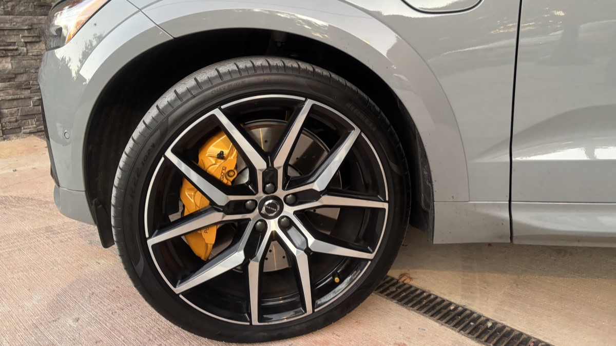 A detail shot showing the brake calipers of the 2025 Volvo XC60 Polestar Engineered