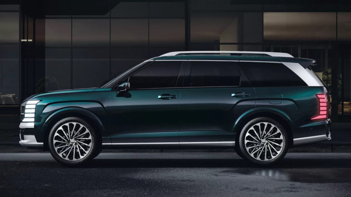 The 2026 Hyundai Palisade seen in profile