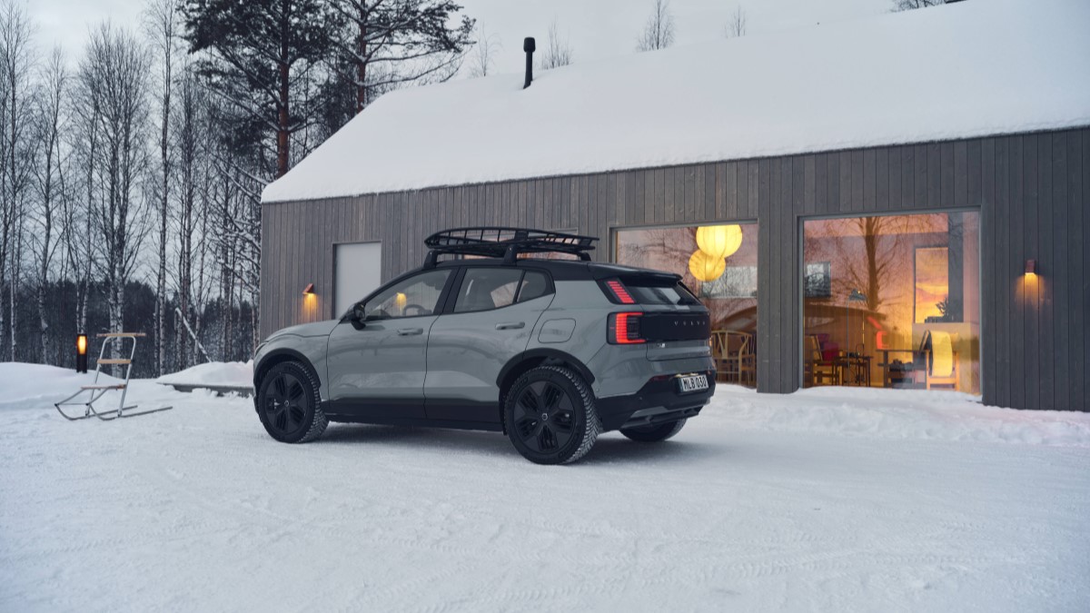 The Volvo EX30 Cross Country seen from a rear quarter angle