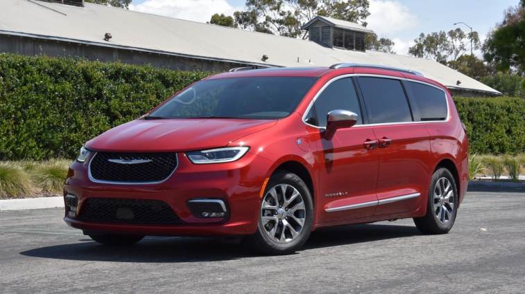 2025 Chrysler Pacifica Pinnacle PHEV in Red Hot Pearl